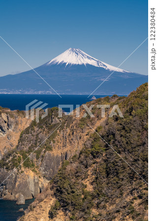 《静岡県》雲見千貫門から望む富士山・西伊豆 122380484