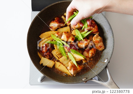 鶏肉とタケノコの甘辛炒め	 122380778