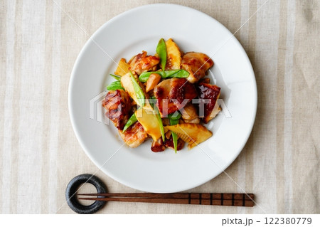 鶏肉とタケノコの甘辛炒め	 122380779