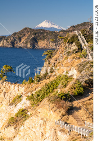 《静岡県》伊豆黄金崎からのぞむ富士山 《静岡県》伊豆黄金崎からのぞむ富士山 122381006