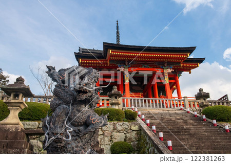 Dragon Seiryuu statue at West Gate of Kiyomizudera temple, Kyoto 122381263