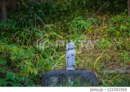 Jizo Buddist statue on garden rock of Nisonin temple, Arashiyama 122381569