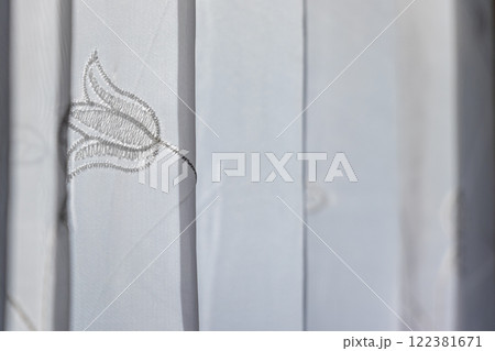 白のレース生地のカーテン 122381671