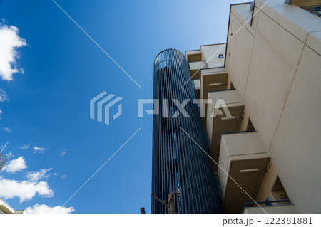 旧耐震基準の分譲マンション 非常階段 旧耐震基準の分譲マンション 非常階段 122381881