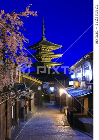 【京都府】桜が満開の八坂の塔の夜景 【京都府】桜が満開の八坂の塔の夜景 122381921