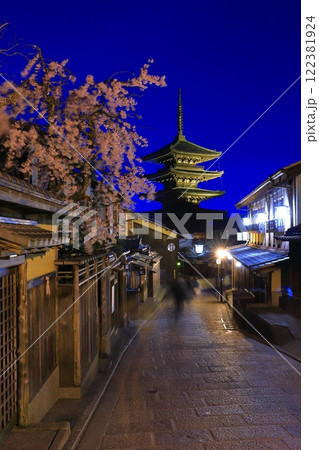【京都府】桜が満開の八坂の塔の夜景 【京都府】桜が満開の八坂の塔の夜景 122381924