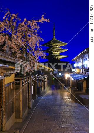 【京都府】桜が満開の八坂の塔の夜景 122381925
