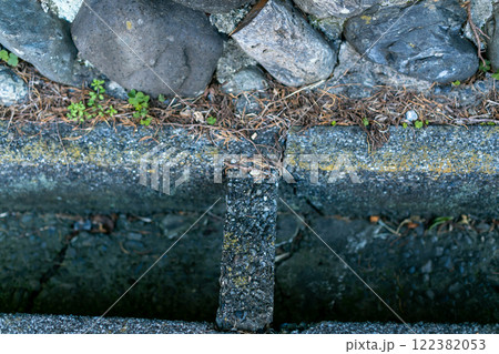 住宅街の用水路 122382053