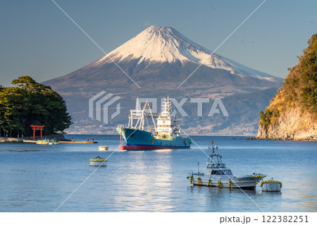 《静岡県》伊豆戸田漁港からのぞむ富士山 122382251