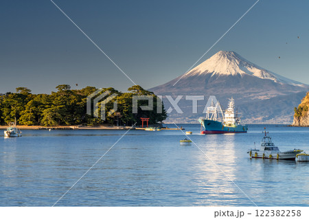 《静岡県》伊豆戸田漁港からのぞむ富士山 《静岡県》伊豆戸田漁港からのぞむ富士山 122382258