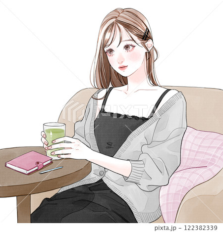 ソファでくつろいでいる女性 ソファでくつろいでいる女性 122382339