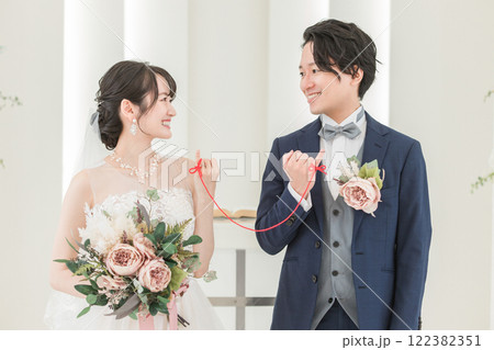 結婚式場で赤い糸で結ばれる新郎新婦(ブライダル・ウェディング) 結婚式場で赤い糸で結ばれる新郎新婦(ブライダル・ウェディング) 122382351