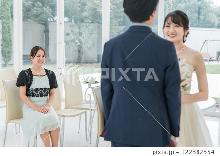 結婚式で拍手をして祝う笑顔のゲスト・出席者・参列者・友人の女性 122382354