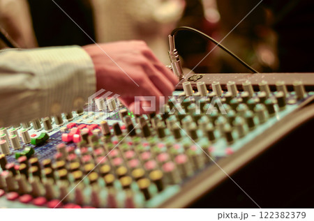 音響ミキサーを操作する様子 122382379