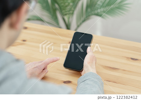スマホを操作する男性　手元　クローズアップ　ボディパーツ　スマートフォン 122382412