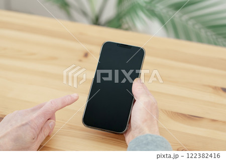 スマホを操作する男性　手元　クローズアップ　ボディパーツ　スマートフォン 122382416