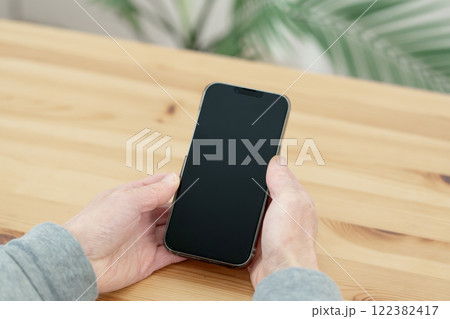 スマホを操作する男性　手元　クローズアップ　ボディパーツ　スマートフォン 122382417