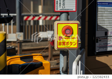 鉄道の踏切に設置された非常ボタン 122382433