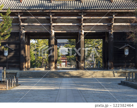 東大寺南大門が建つ参道の風景 122382464