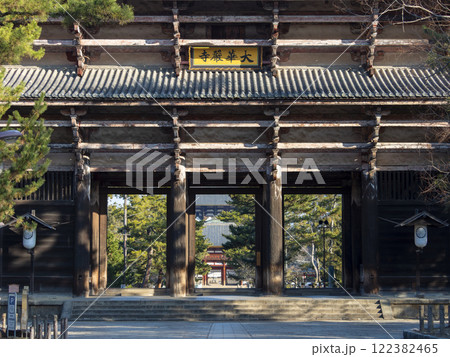 東大寺南大門が建つ参道の風景 122382465