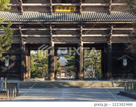 東大寺南大門が建つ参道の風景 122382466