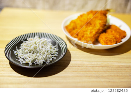 アジフライ、カキフライと釜揚げしらす アジフライ、カキフライと釜揚げしらす 122382486