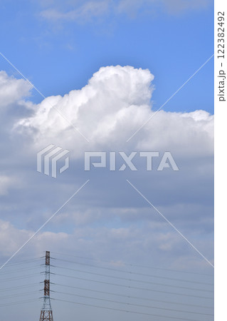 日本の東京都市景観 1月だが夏空のような雲が上空に広がる…鉄塔や送電線などを望む＝令和7年1月28日 122382492