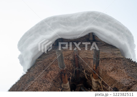 雪の積もった合掌造り家 雪の積もった合掌造り家 122382511