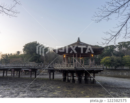 水位が下がった鷺池の浮見堂 水位が下がった鷺池の浮見堂 122382575