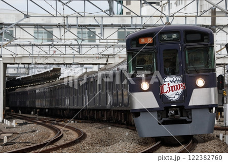 所沢を発車する西武9000系 L-train 9108F 122382760