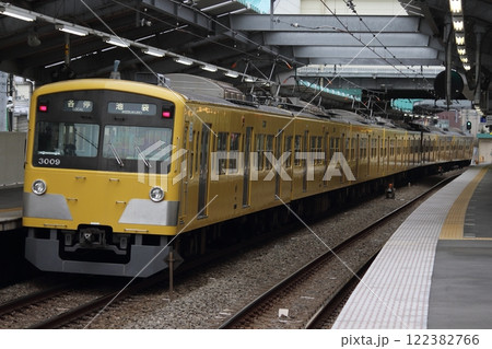 江古田駅を発車する西武3000系 3009F 122382766