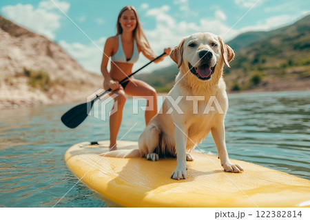 ラブラドールレトリバーと女性がSUPで楽しむ夏のアウトドア 122382814