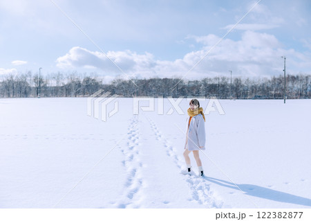 彼女と雪で遊ぶ 122382877