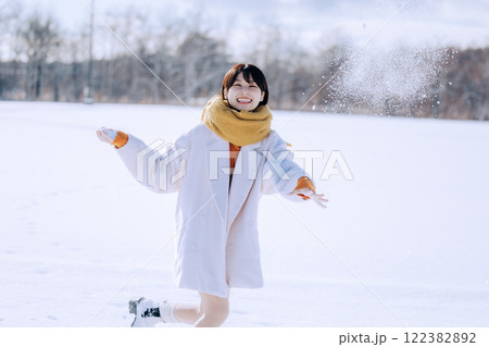彼女と雪で遊ぶ 122382892