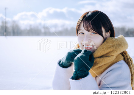 彼女と雪で遊ぶ 122382902