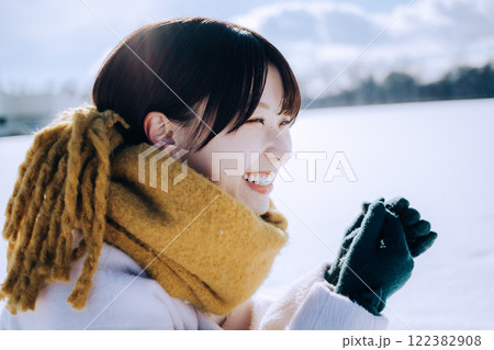 彼女と雪で遊ぶ 122382908