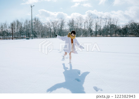 彼女と雪で遊ぶ 122382943