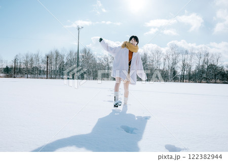 彼女と雪で遊ぶ 122382944