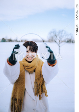 彼女と雪で遊ぶ 122382960