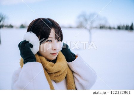 彼女と雪で遊ぶ 122382961