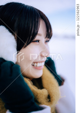 彼女と雪で遊ぶ 122382963