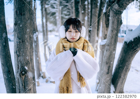 彼女と雪で遊ぶ 122382970