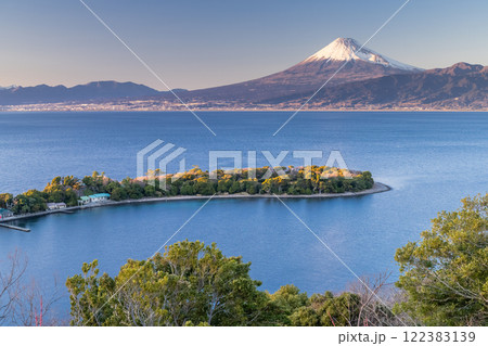 《静岡県》富士山と大瀬崎の夕暮れ 122383139