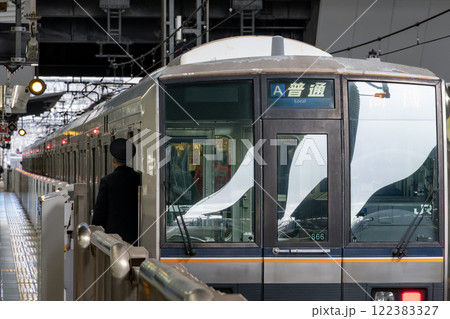 通勤電車　発車前イメージ 122383327