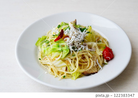 キャベツとシラスのペペロンチーノ	 122383347