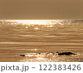 夕日を受けて輝く海 122383426