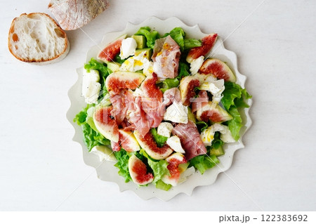 イチジクと生ハムのサラダ イチジクと生ハムのサラダ 122383692