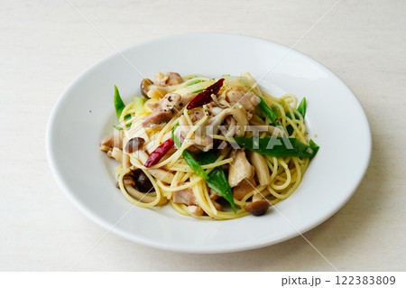 キノコと鶏肉のペペロンチーノ キノコと鶏肉のペペロンチーノ 122383809