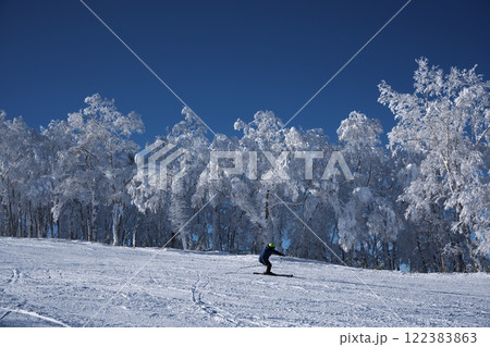 冬のルスツリゾートスキー場 イーストビバルディコースを滑るスキーヤー 冬のルスツリゾートスキー場 イーストビバルディコースを滑るスキーヤー 122383863