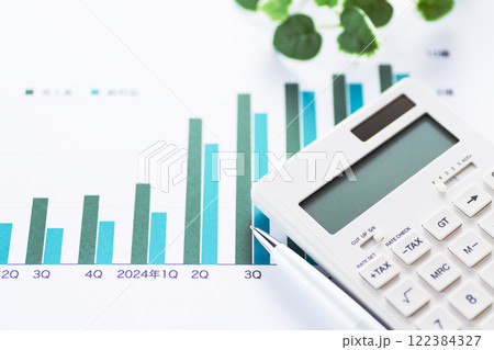 会社の業績グラフと電卓 122384327